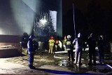 Pożar w Lubojence. Zapaliły się śmieci składowane w pobliżu jednego z budynków, który również zajął się ogniem