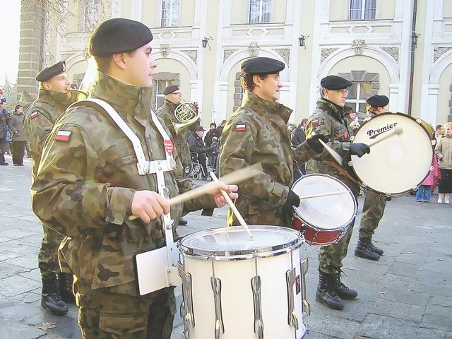 Wojska Lądowe zapewniają, że orkiestra wojskowa w Żaganiu nadal będzie istnieć. Ale jak poradzi sobie bez dwunastu muzyków?