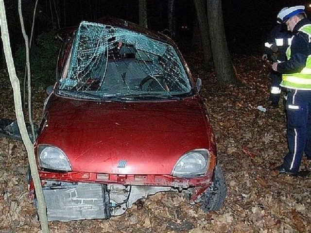 Samochód w wyniku uderzenia w drzewo został mocno uszkodzony, jadące nim dwie osoby przewieziono do szpitala.