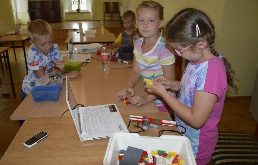 Dzieci tworzyły roboty z klocków lego we wtorek, 30 sierpnia w domu kultury w Pińczowie.