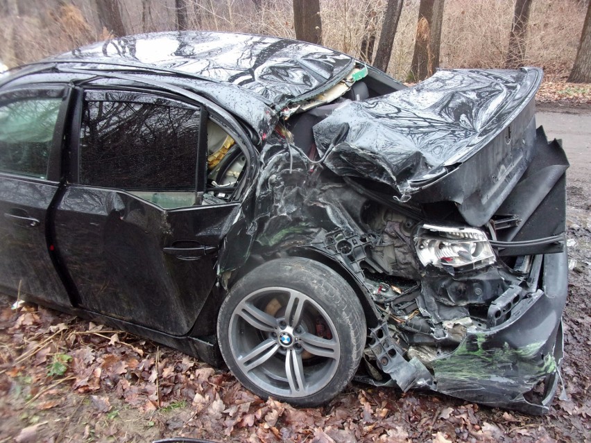Lublin. 25-latek wjechał BMW w autobus MPK. Wrak auta został porzucony w lesie nad Zalewem Zemborzyckim