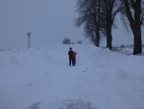 Kilkumetrowe zaspy śniegu pomiędzy Walawą i Nizinami koło Przemyśla. Droga jest nieprzejezdna [ZDJĘCIA]