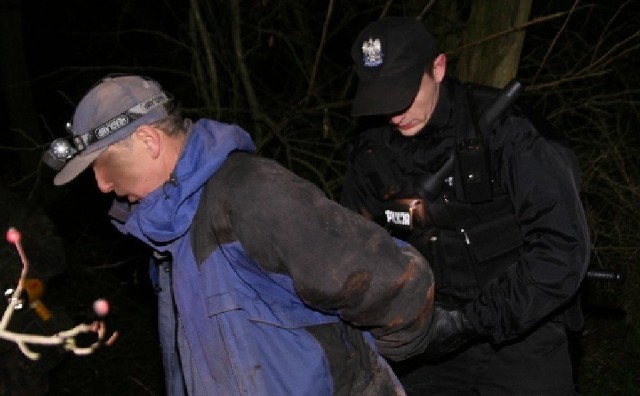 Policjanci zatrzymali obu Wielkopolan. Poszukiwania zakończyli z rękoma skutymi kajdankami, teraz czeka ich rozprawa sądowa.