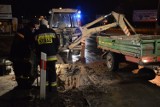 Droga wojewódzka 710 zamknięta przez awarię wodociągu! Strażacy i pracownicy Zakładu Gospodarki Komunalnej całą noc usuwali awarię [FOTO]