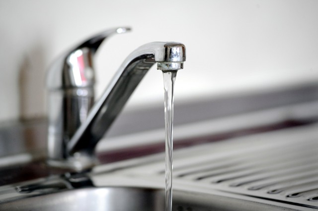 Ministerstwo Przedsiębiorczości i Technologii alarmuje, że stawka VAT za wodę z kranu wzrośnie z 8 do 23 proc.