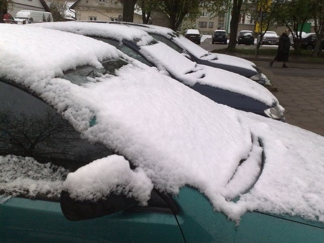 Atak zimy w maju 2011. Tak wyglądały dziś rano samochody na parkingu w Sokółce