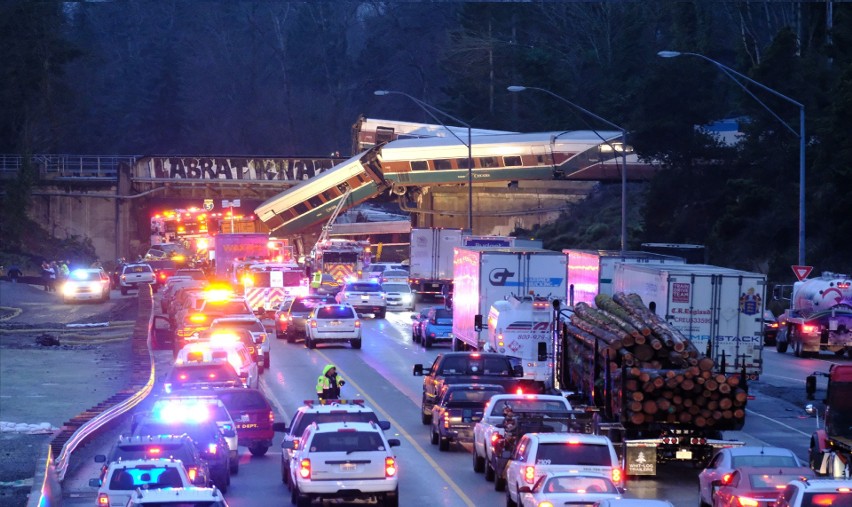 USA: Katastrofa kolejowa niedaleko Seattle. Wagony runęły na autostradę. 6 zabitych, 80 rannych [ZDJĘCIA]