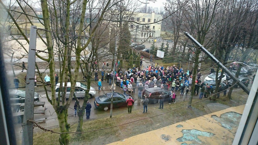 Dorośli zepsuli zabawę dzieciom. Wyrywali sobie czekoladowe...