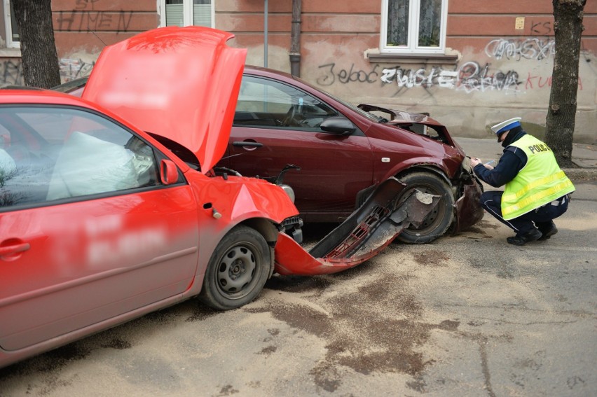 Wypadek w Przemyślu. Na ul. Dworskiego kierujący volkswagenem zderzył się z nissanem. Ranna została jedna osoba [ZDJĘCIA]