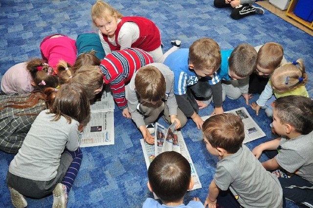 Podczas naszej wizyty w grupie pięciolatków w Przedszkolu numer 5 w Tarnobrzegu, dzieci z ciekawością przeglądały papierowe wydania "Echa Dnia&#8221;.