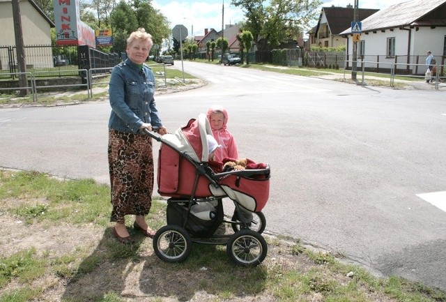 - To skrzyżowanie jest bardzo niebezpieczne. Bałabym się wysłać wnuczęta same do szkoły - mówi Jadwiga Witasek.