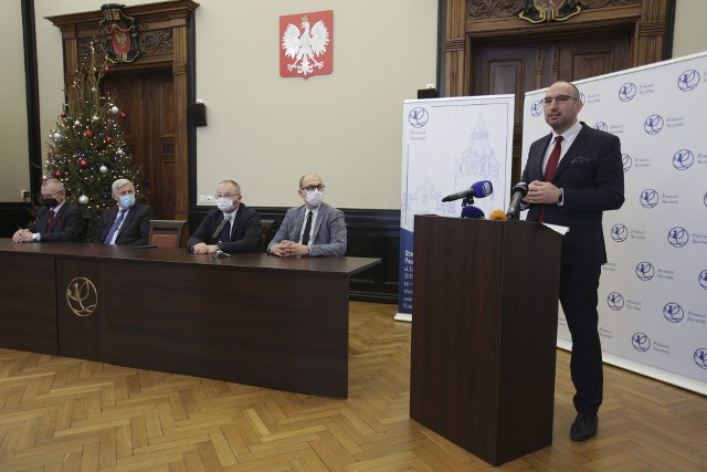 Starostwo powiatowe podsumowało trzy lata kadencji. W ostatnich latach znacznie wzrósł budżet, a także nakłady na inwestycje. Powiat Słupski był na pierwszym miejscu w województwie pod względem pozyskanych środków rządowych.