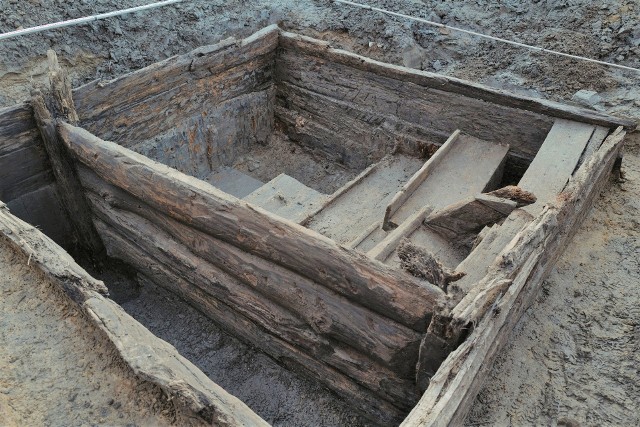Pozostałości drewnianej mykwy odnalezionej przez archeologów na bulwarach w Oświęcimiu mogą liczyć nawet 400 lat!
