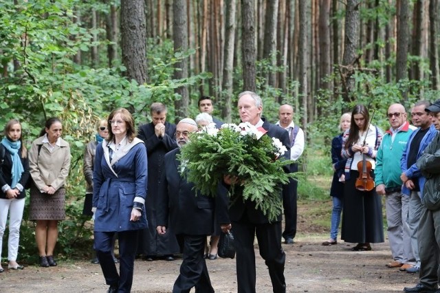 Były okolicznościowe wystąpienia. Kwiaty pod pomnikiem złożyli między innymi przedstawiciele Muzeum w Tykocinie. Tak upamiętniono pomordowanych w Tykocinie w sierpniu 1941 roku Żydów.