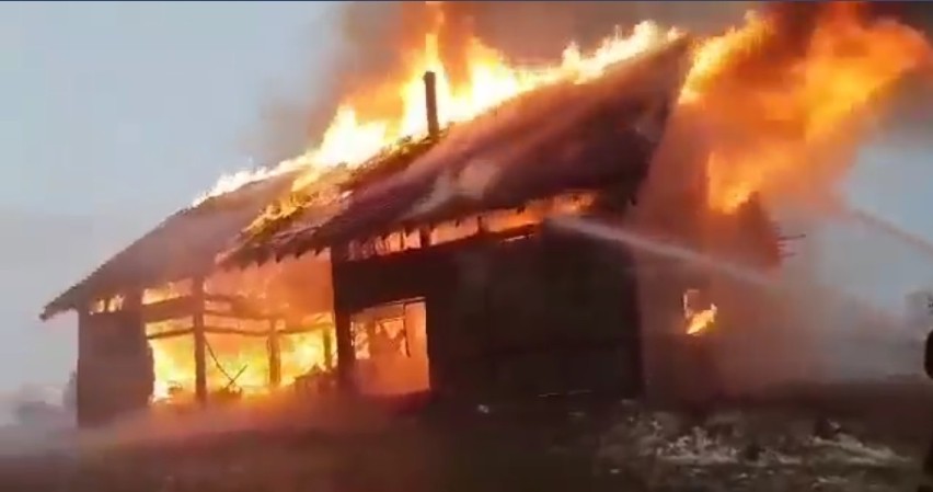 Wielki pożar domu mieszkalnego w Lubaniu w gminie Nowa Karczma. Mieszkańcy zdążyli się ewakuować
