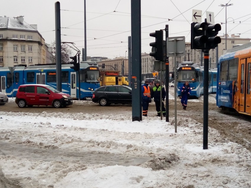 Atak zimy w Krakowie. Śnieg, mróz i miasto sparaliżowane. Komunikacja miejska padła [ZDJĘCIA] 8.02.21