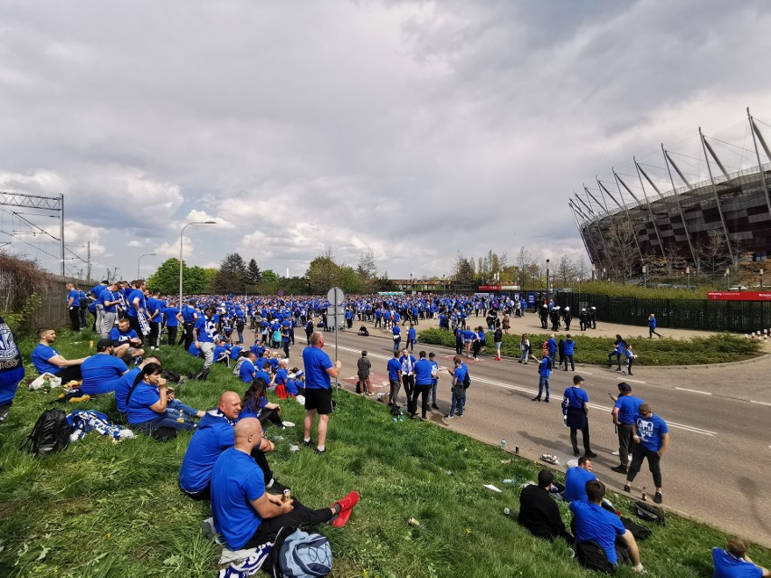 Kibice Lecha Poznań przed Stadionem Narodowym w Warszawie.