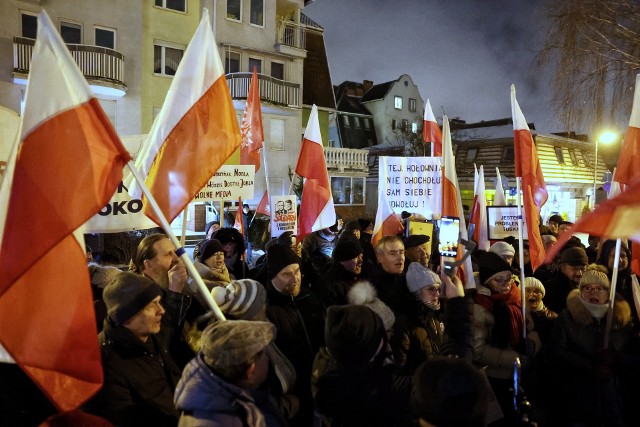 Demonstracja poparcia dla przebywających w więzieniu polityków Prawa i Sprawiedliwości pod poznańskim oddziałem TVP