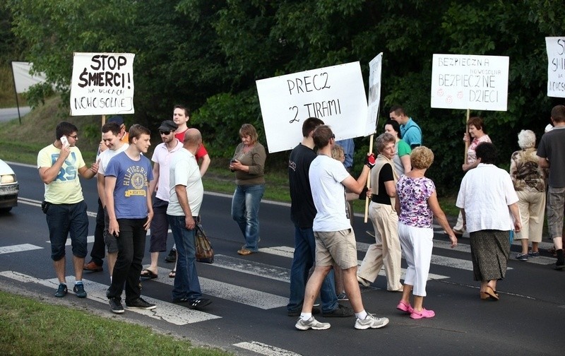 Protestujący maszerowali po przejściach dla pieszych,...