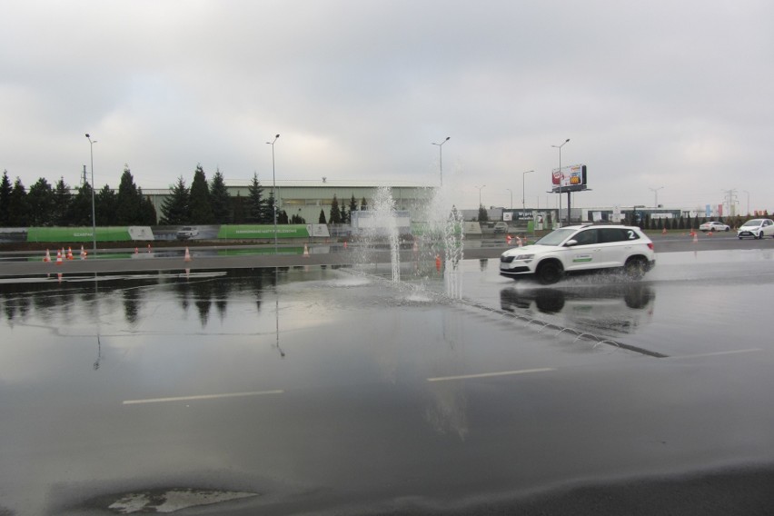 Poznań: Straż miejska ćwiczy jazdę w niebezpiecznych warunkach. Zobacz zdjęcia ze szkolenia