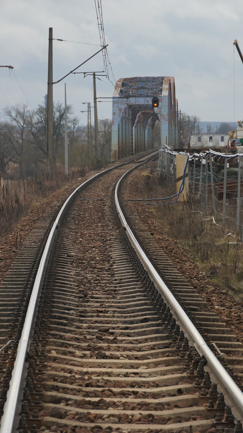 Rail Baltica. Powstaje most kolejowy nad Narwią w Uhowie. Trasę Białystok - Warszawa pokonamy pociągiem w półtorej godziny [ZDJĘCIA, WIDEO]