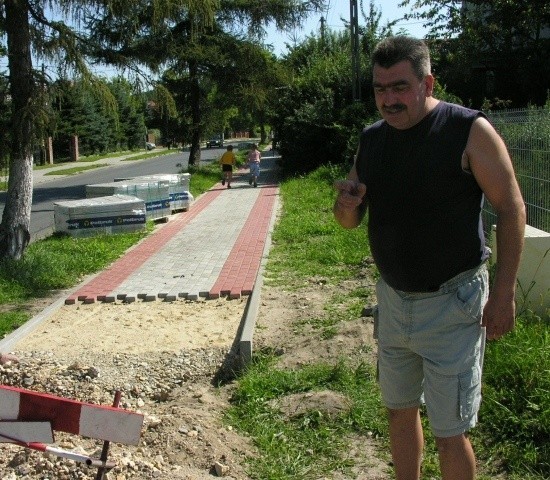 Asfaltowy chodnik już się sypał, więc zastępujemy go brukowanym - pokazuje Władysław Galant ze Skarbimierza. Tę gminę na to stać.