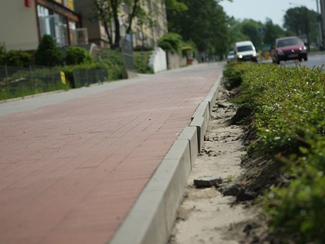 Deszczówka, która płynie ścieżką i trawnikiem przy ul. Westerplatte w Słupsku, powoduje już niszczenie nawierzchni.