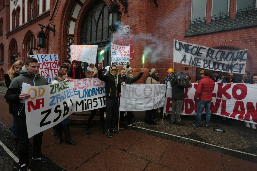 Uczniowie budowlanki protestowali przed ratuszem (wideo, zdjęcia)