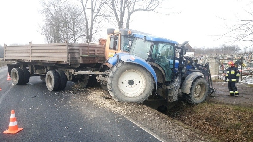 W Chlewicach zderzyły się traktor i ciężarówka