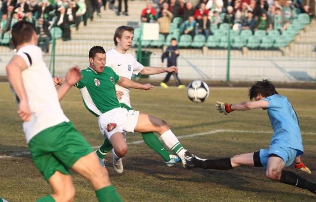 Marcin Figiel (w zielonej koszulce) w meczu z Sokołem zmarnował kilka okazji bramkowych. 