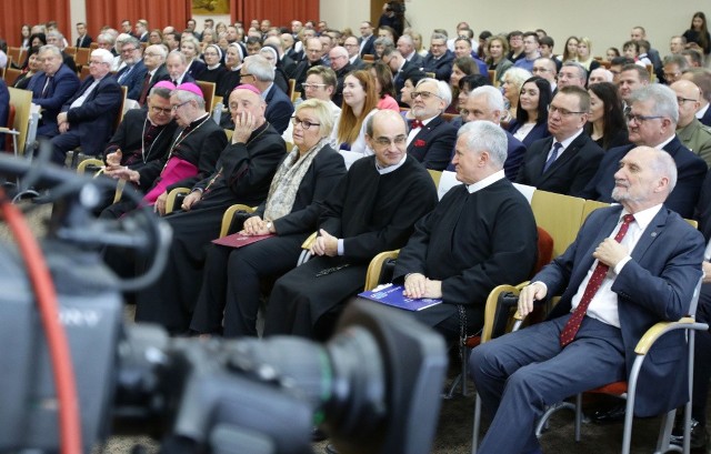 Studenci WSKSiM rozpoczęli rok akademicki 2019/2020 w sobotę 19 października. Udział w wydarzeniu wzięli m.in.: Metropolita Gdański JE ks. abp Sławoj Leszek Głódź, Biskup Toruński ks. Wiesław Śmigiel, Grażyna Ignaczak-Bandych - Dyrektor Generalny Kancelarii Prezydenta RP, Anna Gembicka, Podsekretarz Stanu w Ministerstwie Inwestycji i Rozwoju i Sekretarz Stanu w Ministerstwie Środowiska Paweł Sałek, a także Antoni Macierewicz i prezydent Torunia Michał Zaleski.