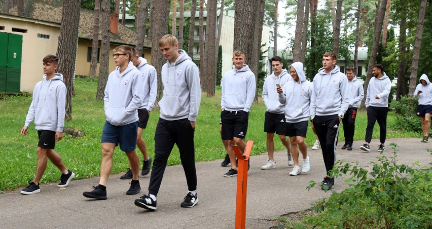 Piłkarze Broni na spacerze przed meczem