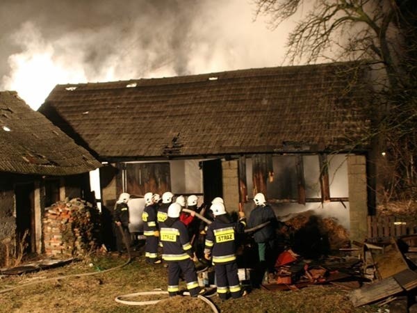 Pożar udało się ugasić zanim ogień przeniósł się na pobliskie zabudowania.