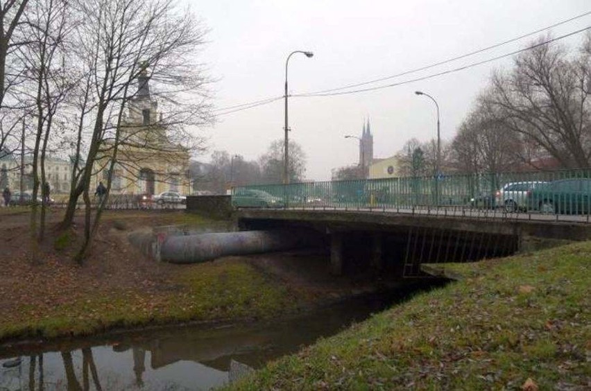 Stary most naprzeciwko bramy wjazdowej do Pałacu Branickich...