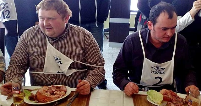 Wojciech Tatara (z lewej), był faworytem w tej dyscyplinie, jednak ubiegł go redakcyjny kolega - Łukasz Pado (z prawej).