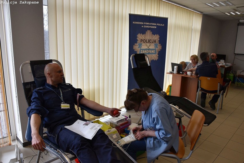 Zakopane. Polała się krew na komendzie policji [ZDJĘCIA]