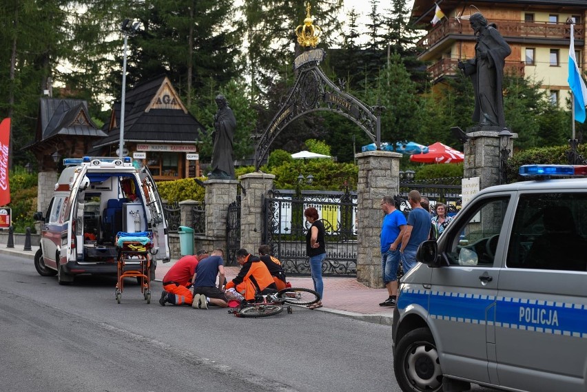 Zakopane: Starsza rowerzystka wpadła pod nadjeżdżającego busa [ZDJĘCIA]