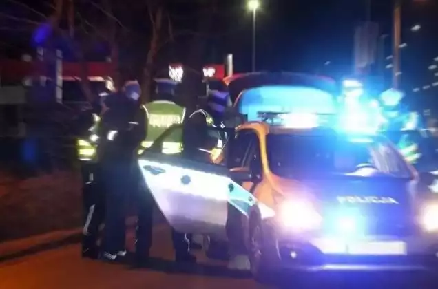 Policjanci z Pabianic zatrzymali po pościgu pijanego kierowcę z Sieradza i jego pasażerkę z powiatu sieradzkiego posiadającą narkotyki.  Czytaj na kolejnych slajdach