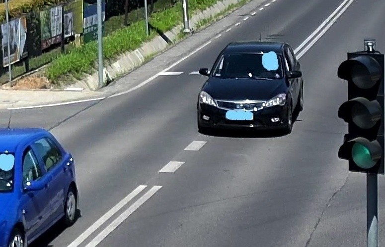 Szok! Wyprzedzał inny samochód w Tarnobrzegu na skrzyżowaniu i przejściu dla pieszych
