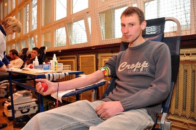 Paweł Dakasiewicz z klasy II C w Zespole Szkół Samochodowych krew oddał pierwszy raz. 