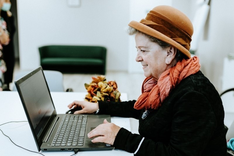 Lubelscy seniorzy są online. Nowe komputery trafiły do placówek dla starszych osób