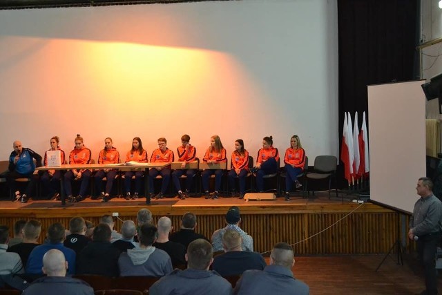 Prezes KKP Bydgoszcz i piłkarki ze Słowiańskiej na spotkaniu z więźniami w Zakładzie Karnym w Potulicach.