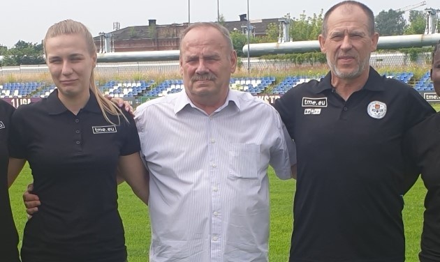 Dominika Kopińska, najskuteczniejsza piłkarka TME SMS, prezes Janusz Matusiak i trener Marek Chojnacki.