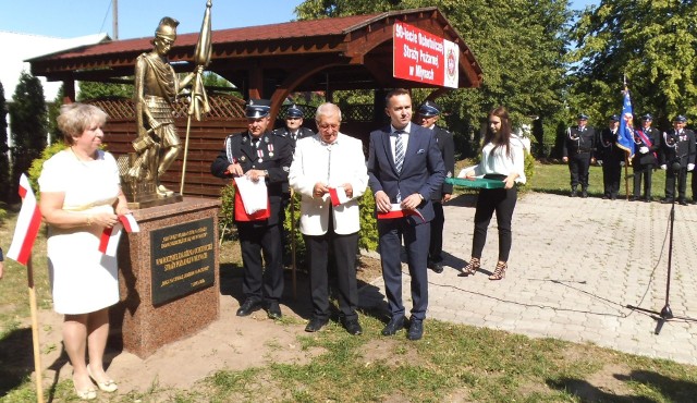 Uroczystego odsłonięcia pomnika świętego Floriana w Młynach dokonali (od prawej): poseł Michał Cieślak, przedsiębiorca Marian Kopała, prezes jednostki-jubilatki Marek Gręda.