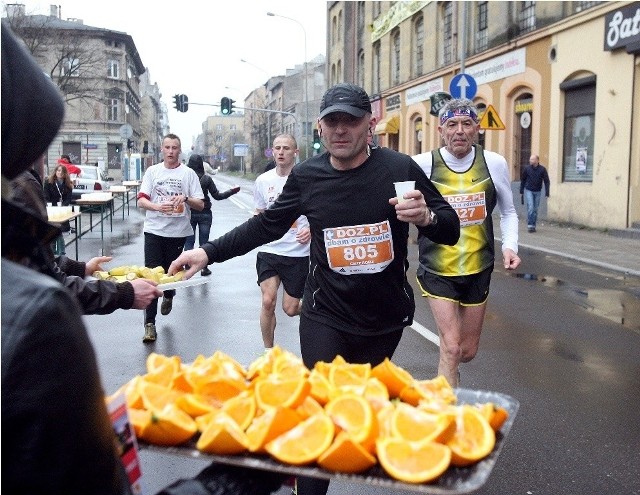 Rok 2012: maratończycy dobiegli właśnie do jednego z punktów odżywczych, gdzie dostają owoce i napoje regeneracyjne