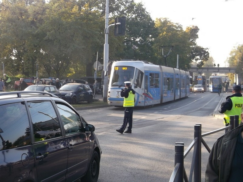 Wrocław: Tłoczno na cmentarzu Osobowickim, ale wiele osób wybrało dojazd komunikacją (ZDJĘCIA)