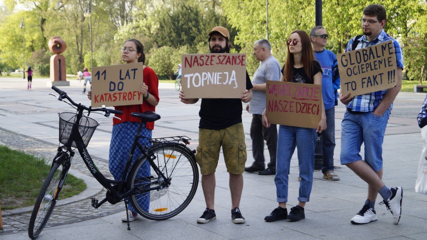 Nie zabierajcie nam przyszłości - skandowali protestujący...