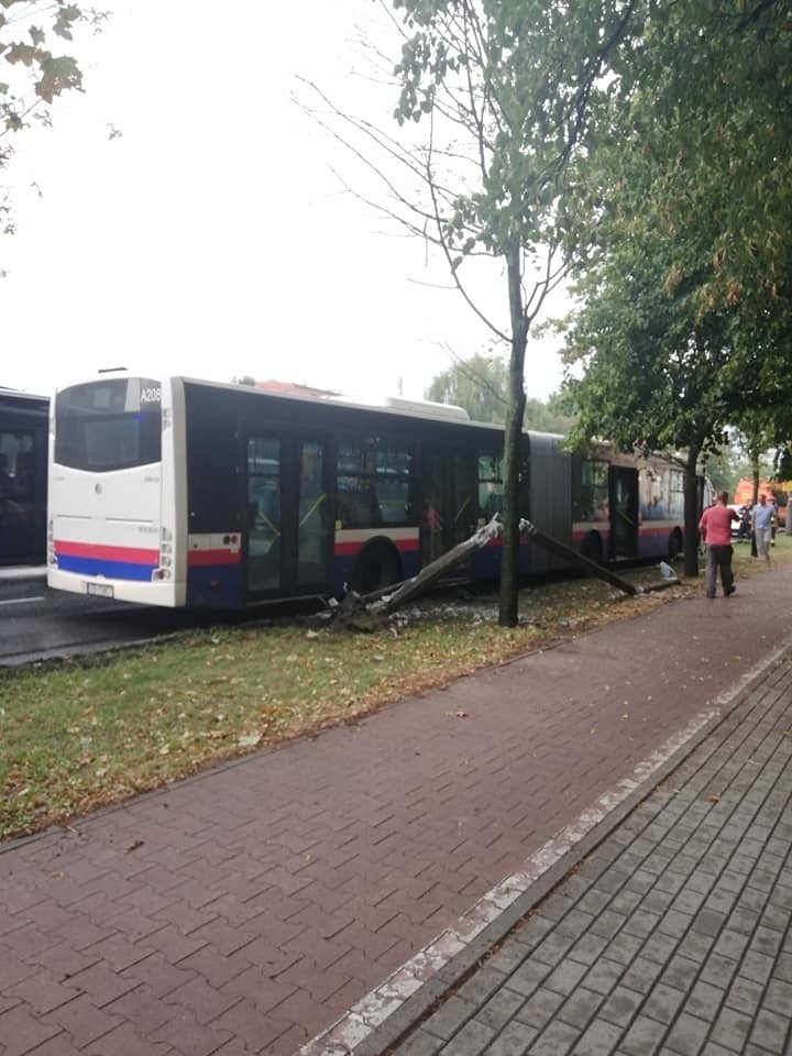 Niebezpieczne zderzenie w Bydgoszczy. Autobus miejski ściął słup