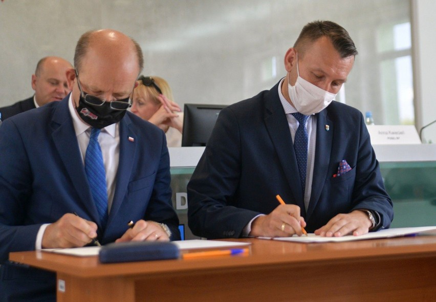 Umowę podpisują wojewoda Konstanty Radziwiłł (z lewej) i...