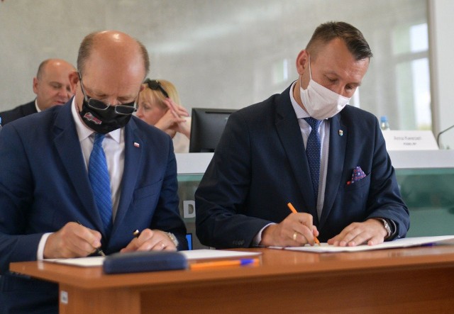Umowę podpisują wojewoda Konstanty Radziwiłł (z lewej) i starosta białobrzeski Sylwester Korgul.